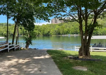 Lake Lodge 4-bedroom private setting