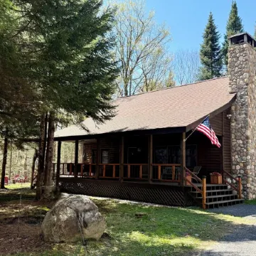 3 Bedroom, 2 Bath Secluded Old Forge Log Cabin