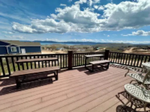 Rustic Mountain Lake Escape