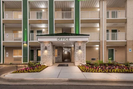 HomeTowne Studios Detroit - Livonia Отели рядом с достопримечательностью «Fountain Bleu Health and Rehabilitation Center»