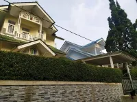 Villa Lucky - Neat & Comfort Villa with 4 Bedrooms + 2 Bathrooms + 1 Gazebo & BBQ Hotels in Palasari