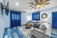 Roos&Blues Lake House. City Park Steps Away. Rm for 6, King Beds, Pets Friendly