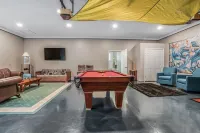 Waterfront 4 Bed 3 Bath Sleeps 8 - Free River Cruise with Week Long Rental