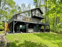 Moonshine Mtn Lodge ~ Stunning Mtn Views+Hot Tub+Gas Fire Table ~ Grill & WiFi! Hotels in Yancey County