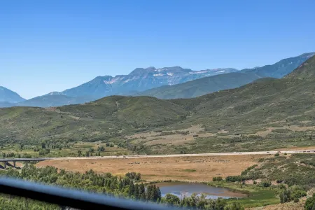 Park City close-4-bedroom, 3.5 bath new home with Fast WiFi, AC, Garage & VIEWS!