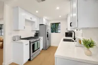 Charming Treehouse Retreat in Sierra Madre Hotels in Sierra Madre