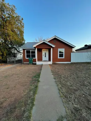 Charming 2-bedroom house in central Hobbs! Hotels near Jerb's Custom Jewelry