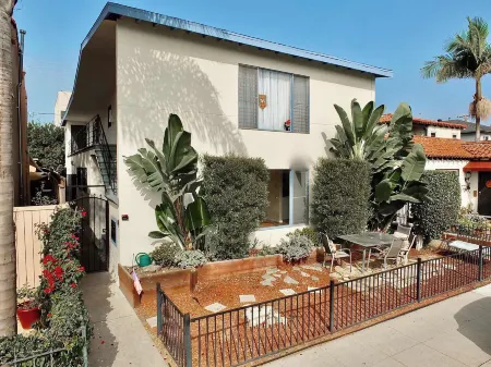 Sand, Sun, & Second Отели рядом с достопримечательностью «Нейплс»