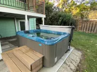 Guest Suite with Hot Tub, sleeps 4 - No nonsense fee Hotels in Moscow