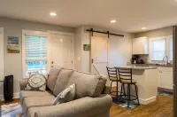 Grand Oaks Cottage: Ideal Location!