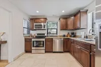 Salt Lake Cabana -- Hot Tub + Gated Parking + Outdoor Dining --