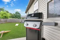 Game Room - Patio + Grill - Sleeps 9 - King Bed Hotels in Clarksville