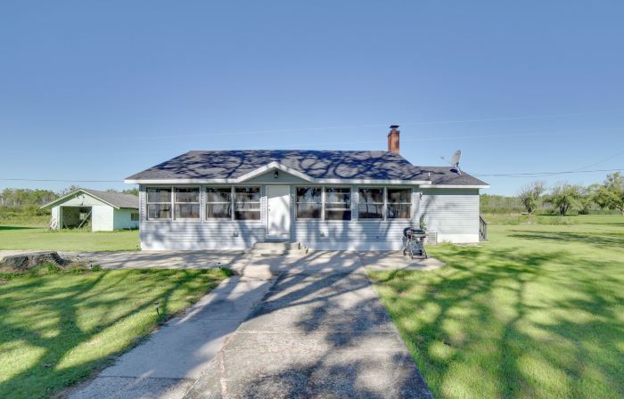 Cozy Cottage with 600 of Green Bay Frontage and Dock!