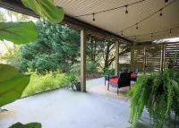 Home in the Prime Atlanta location Lenox Park附近的飯店