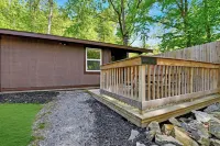 Walk to Beach - Pet friendly Cabin w/ Workspace