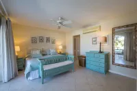 3 Bedroom Lagoon Front Apartment Hotels in 
