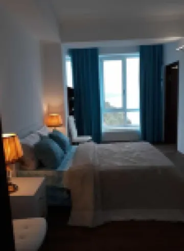 Roof terrace apartment with fantastic sea views 科佈列季酒店