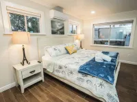 BRAND NEW, COVERED Heated Pool, Baja Ledge, Hot Tub, Large home PS5, WIFI, AC Hotels in Apollo Beach