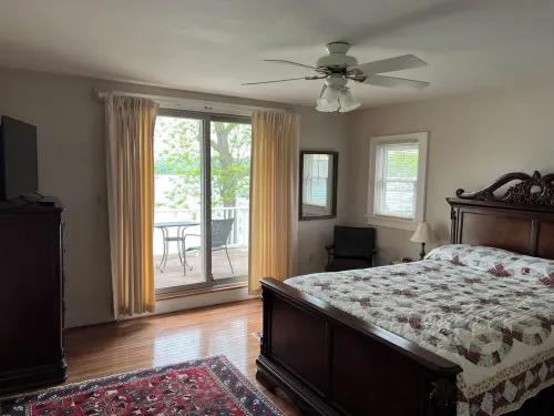 Charming 4-bedroom house with WiFi and AC in Branchport