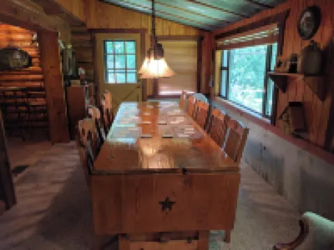 Charming Cozy 2-bedroom cabin with WiFi, in enchanting Canyon Lake on the River