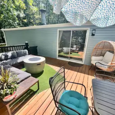 "Retro Retreat" Lakefront House