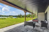 Villa du Lac Poulin waterfront