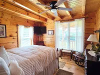Hannah's Hideaway - Sleeps 6, secluded cabin in Stuart with mountain views 패트릭 카운티 호텔