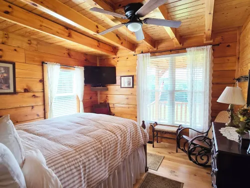 Hannah's Hideaway - Sleeps 6, secluded cabin in Stuart with mountain views