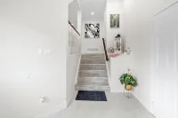 Castle in Bowman*Close to Port Darlington*Whole House*Arcade*King Bed*Backyard* Hotels in Clarington