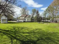 The Bay Breeze. In Village of Elk Rapids. Walk to Festivals, Beach Park & Town