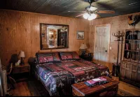 Cabin on Collier creek. Go swimming or soaking. Caddo Gap Arkansas