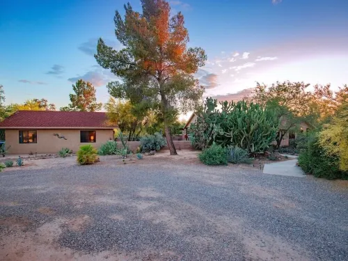 Hopdown, Southwest Design in Horse country w/guests house and pool