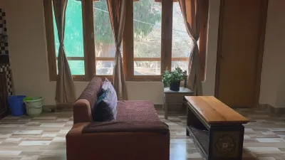 Service apartment is located 15 min drive from paro International air port. Các khách sạn ở 