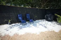 Charming 1BR w/ A/C, WiFi + Free Drinks & Snacks Hoteles en 