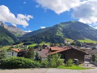 Chalet zur Rose 3-room apartment "Alpen Lilie" 2-8 persons (95m2) Ξενοδοχεία στην πόλη Berwang