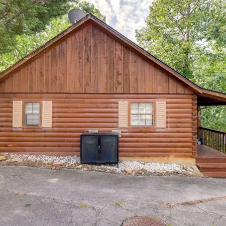 Tennessee Cabin w/ Balcony, Hot Tub & Pool Access!