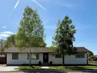 Spacious 4-bedroom, pet friendly, outdoor games, fire pit in charming Fruita Hotels in Fruita