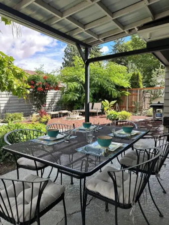 Updated 1939 cottage with beautiful park view