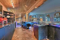 Massive Hatfield 'Loon Lodge' w/ Roller Rink - 3-stjärniga