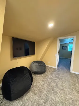 Charming 3-bedroom barn with AC, WiFi in delightful Lava Hot Springs