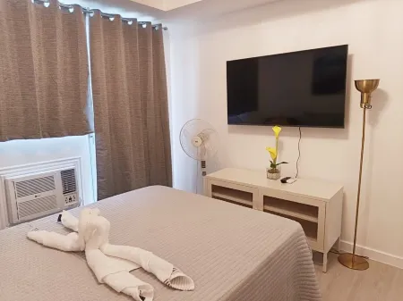 M&R Condotel in Azure, San Fernando, Pampanga Отели рядом с достопримечательностью «Don Honorio Ventura Technological State University, Sto. Tomas Campus»