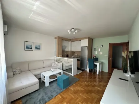 “Cozy Haven & Chic Urban Oasis” 東部新薩拉熱窩酒店