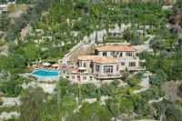 Beachfront, Stone-Built, Beautifully-Appointed, Spacious 5-bedroom Villa. Hotels in Edipsos