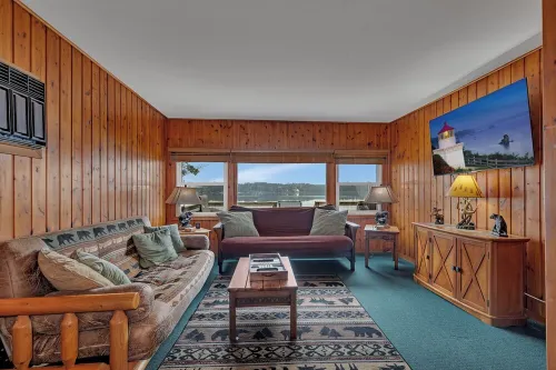 Decorated for Holidays-Games-Flannel Sheets-Fireplace-Perfect Retreat to Relax