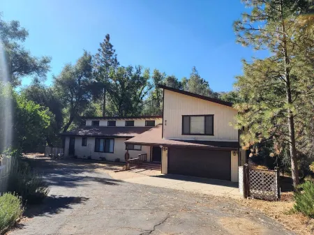 New Cozy 3-Bed Cabin in Oakhurst! AC, Arcade games, Pet-Friendly, Near Yosemite!