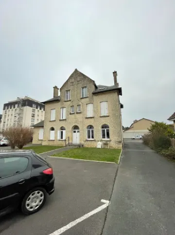 A cocoon in the presbytery (with private parking)