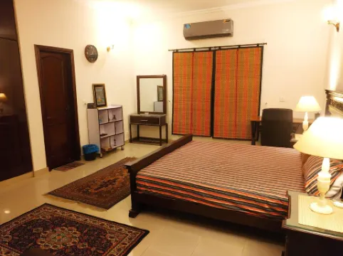 House Portion - Private Space {no-one living} @ DHA Отели рядом с достопримечательностью «Парк Аль Амед Гарден»