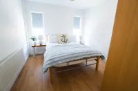 Ocean front 2-bed penthouse apartment in Carrickfergus with stunning views. The Swift附近的飯店