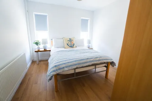 Ocean front 2-bed penthouse apartment in Carrickfergus with stunning views. 캐릭퍼거스 호텔