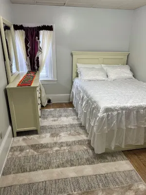 Cozy 2-bedroom apartment in beautiful Fall River with WiFi
